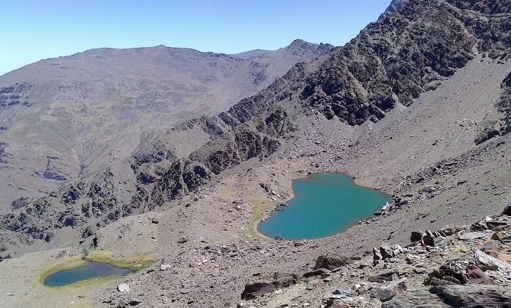 Laguna de la Gabata (izqda.) y Laguna Larga, en Sierra Nevada. 