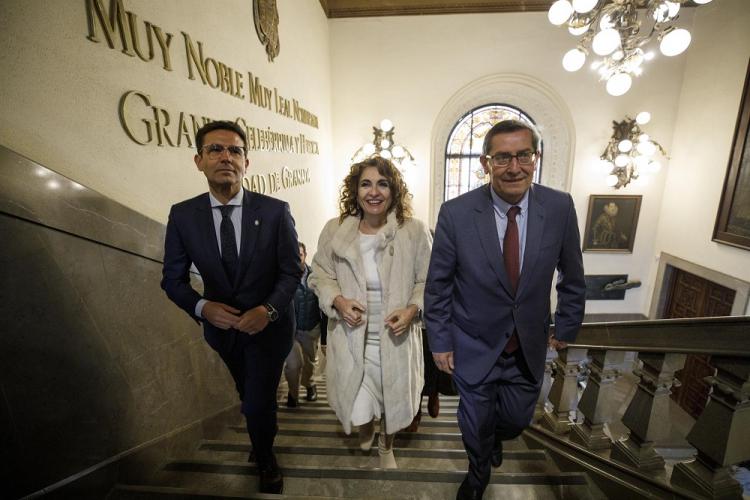 La ministra María Jesús Montero a su llegada al Ayuntamiento acompañada por el alcalde de Granada y el presidente de la Diputación.