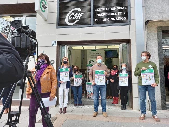 Lectura del manifiesto del 8M a las puertas de la sede.