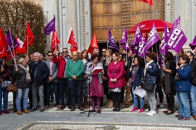 Lectura del manifiesto a las puertas del Hospital Real.