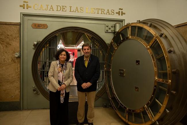 La rectora, Pilar Aranda, y el director del Instituto Cervantes, Luis García Montero, en la Caja de las Letras.