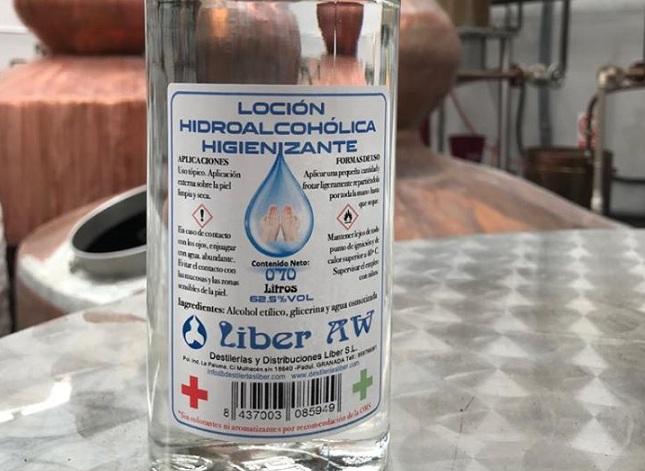 Destilerías Liber de Padul ha cambiado sus licores por loción hidroalcohólica sanitaria. Destilerías Liber de Padul ha cambiado sus licores por loción hidroalcohólica sanitaria.