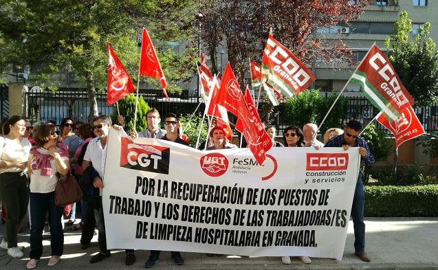 Personal de sindicatos, frente a la Delegación de Salud.