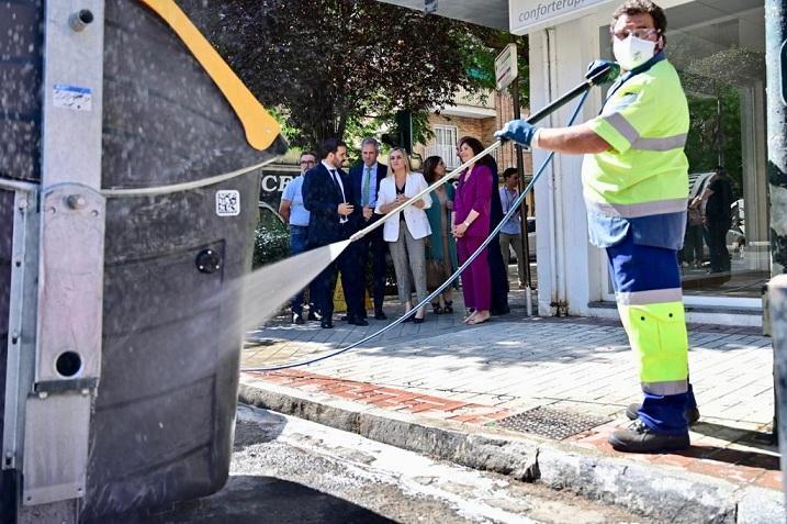 La alcaldesa, el pasado año, en visita a actuaciones de limpieza en la ciudad.