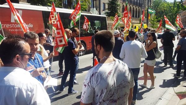 Trabajadores y delegados de CCOO a su paso por Gran Vía. Trabajadores y delegados de CCOO a su paso por Gran Vía.