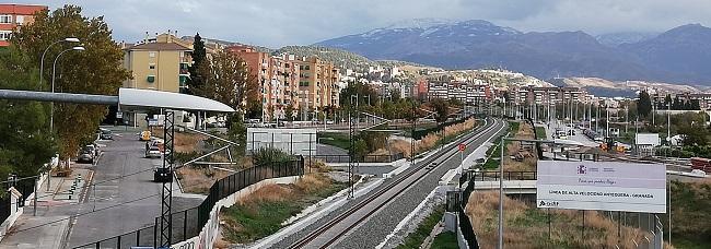 Línea del AVE a su entrada a la capital granadina.