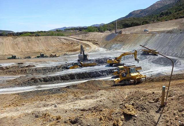 Obras de construcción de la balsa. 