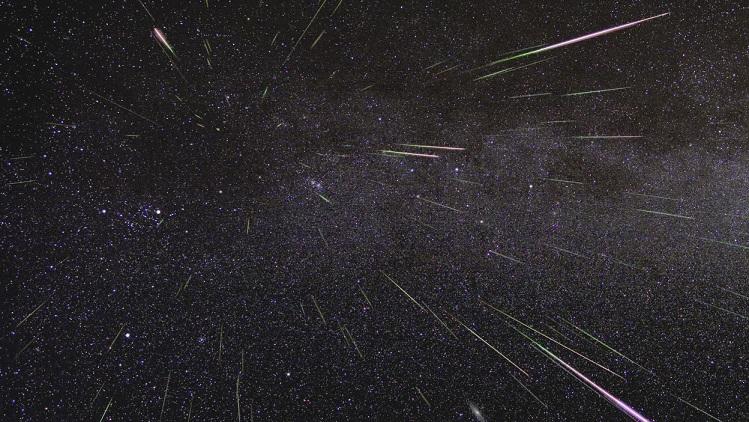 Imagen del cielo con la lluvia de perseidas. 