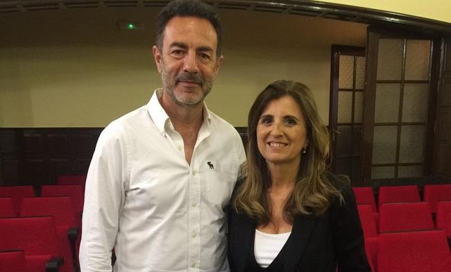 El director del Secretariado de Igualdad y Conciliación de la UGR, Miguel Lorente, junto a la investigadora galardonada, María del Carmen Peral López.