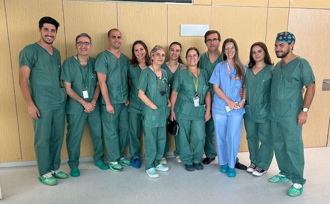 Los autores del estudio junto a médicos residentes en formación.