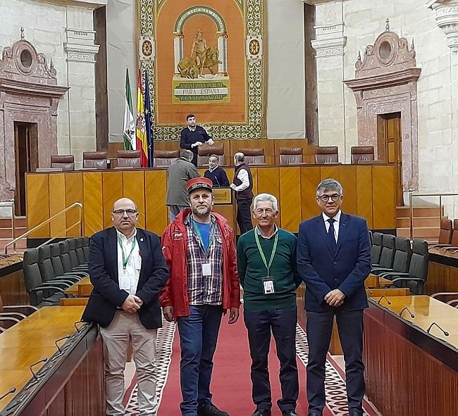 Representantes de los colectivos por el tren, en el Parlamento de Andalucía.