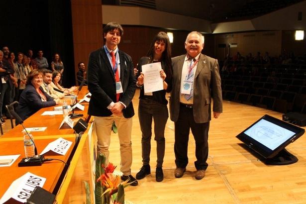 La enfermera María del Carmen Robles recibe su premio.