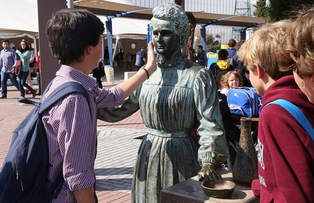 Escolares junto a la estatua de la científica Marie Curie.