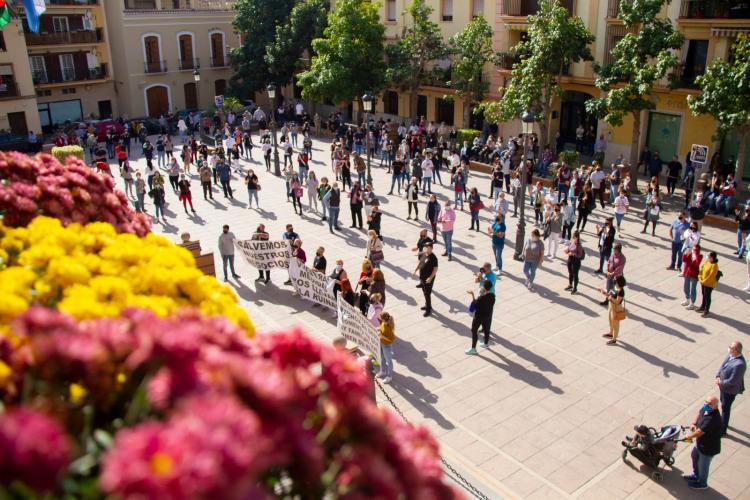 La manifestación, al concluir frente al Ayuntamiento de Motril.