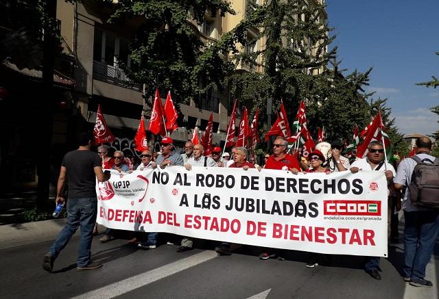 Manifestación en Gran Vía a su paso por la Tesorería de la Seguridad Social.