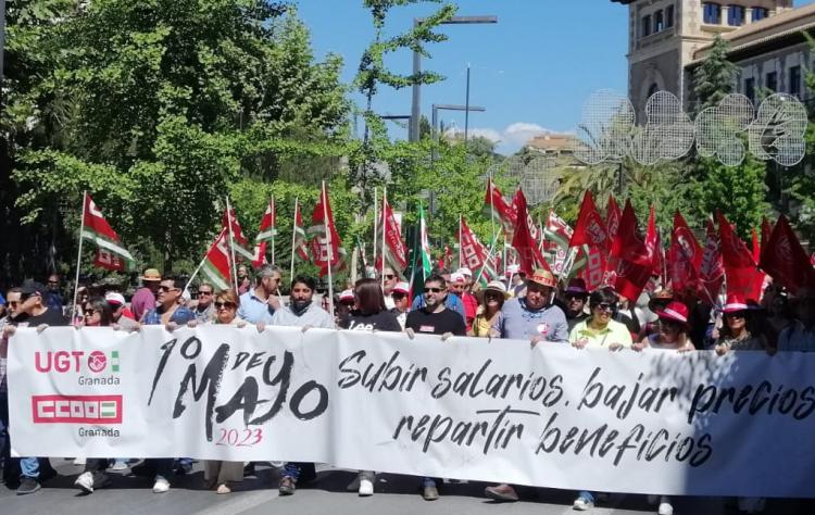 Cabecera de la manifestación convocada por UGT y CCOO, a su entrada en Gran Vía. 