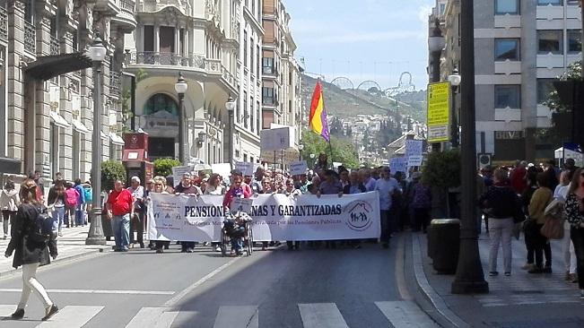 La manifestación enfila Reyes Católicos.