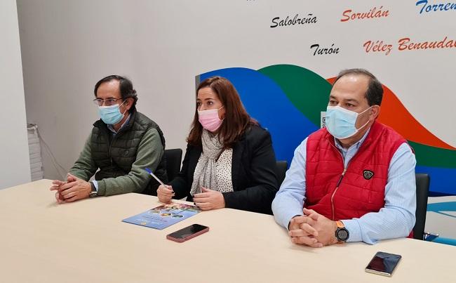 La presidenta de la Mancomunidad con los representantes de la plataforma, durante la reunión organizadora de la protesta.