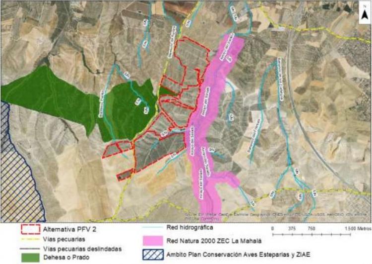 En verde, a la derecha, parque perirurbano Dehesa de Santa Fe. Delimitada en rojo, la megaplanta solar y en rosa la Zona de Especial Conservación La Malahá. 