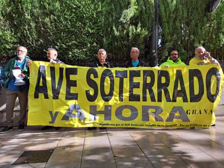 Integrantes de la Marea Amarilla, a las puertas de Subdelegación. 