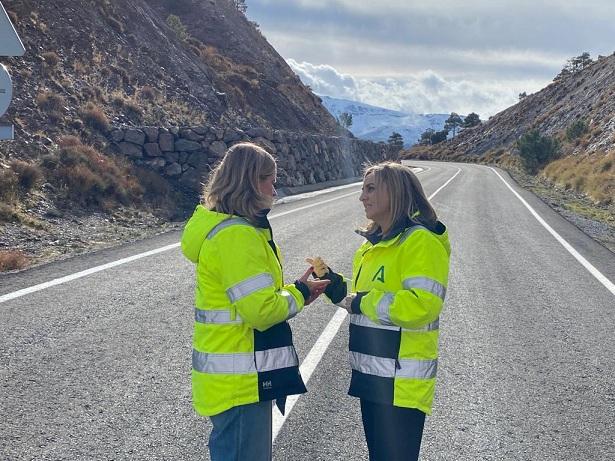 Marifrán Carazo, en la carretera con el firme reparado.