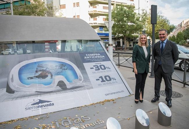 Carazo e Ibáñez, junto a la publicidad de la vemta de forfait en la parada del Metro de Recogidas.