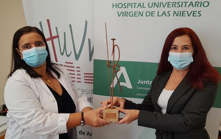 Adoración Martínez (dcha.) con el premio junto a la directora del hospital. 