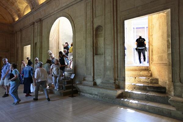Visitantes en el Palacio de Carlos V.