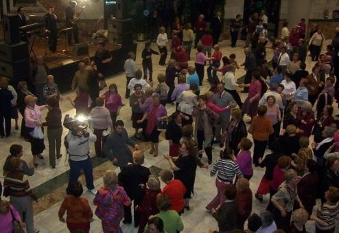 Personas mayores bailando en Granada.