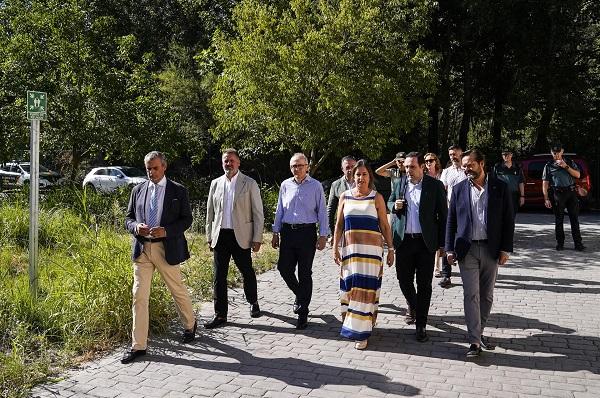 La consejera, con el nuevo director del consejo de participación y otros cargos de la Junta, a su llegada a la reunión.