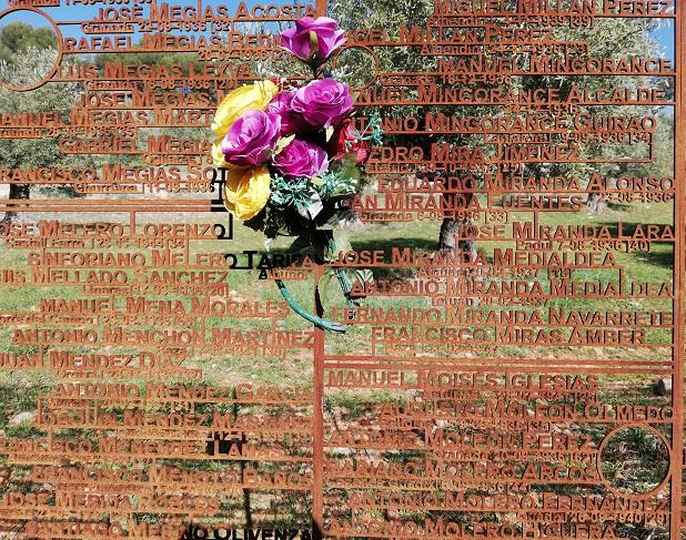 El Memorial junto a las tapias del cementerio es una obra impactante.