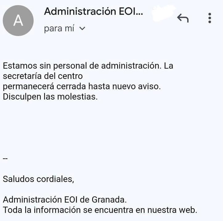 Mensaje que advierte del cierre de la secretaría del centro por falta de personal.