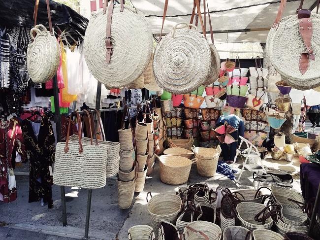 Puesto de un mercadillo. Puesto de un mercadillo.