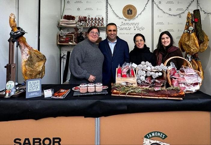 El presidente de la Diputación, Francisco Rodríguez, en uno de los puestos de Sabor Granada. 