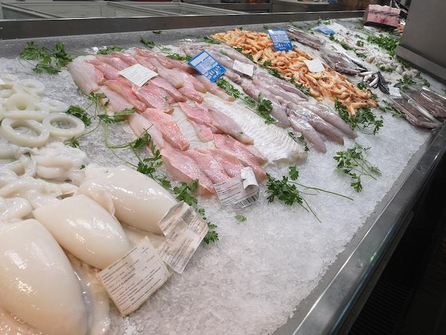 Puesto de pescado de un autónomo en un mercado andaluz. Puesto de pescado de un autónomo en un mercado andaluz.