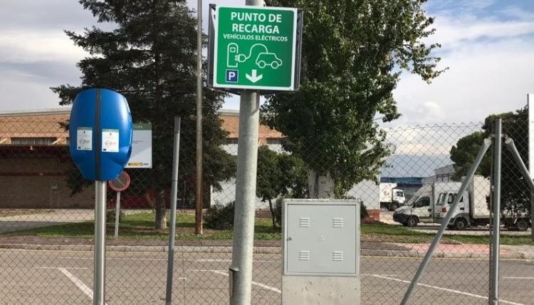 Punto de recarga para coches eléctricos en Mercagranada.