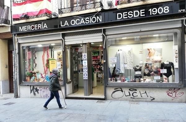 Imagen de un comercio tradicional del centro de Granada. 