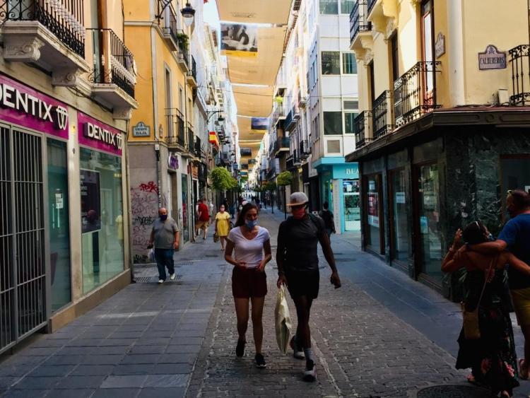 Viandantes en la calle Mesones de la capital. 