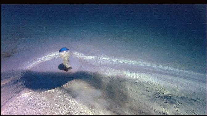 Volcán de fango submarino emitiendo agua con metano.