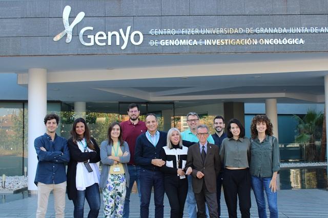 Equipo científico, en la puerta del centro Genyo del PTS. 