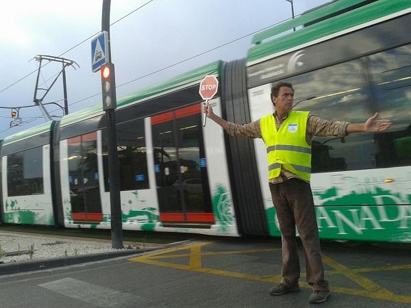 Un operario señaliza el paso del Metro en un cruce en la capital.