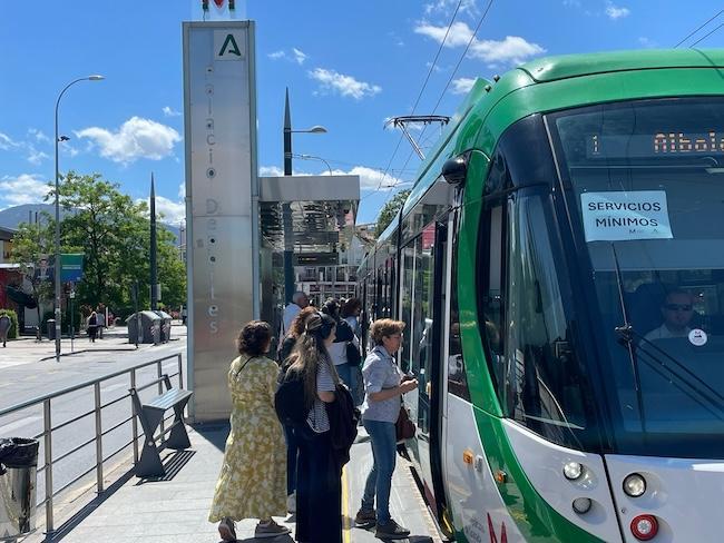 Imagen de trenes del Metro con el cartel de Servicios Mínimos.