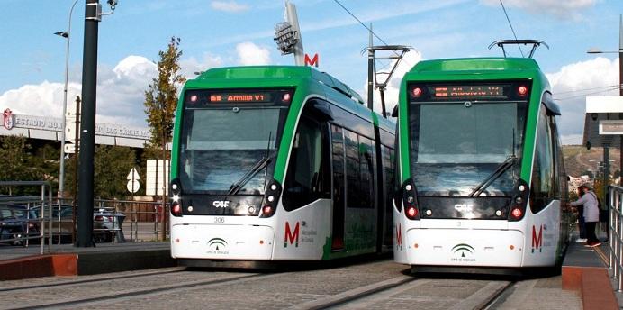 Trenes del Metro en la parada junto al campo de Los Cármenes. 