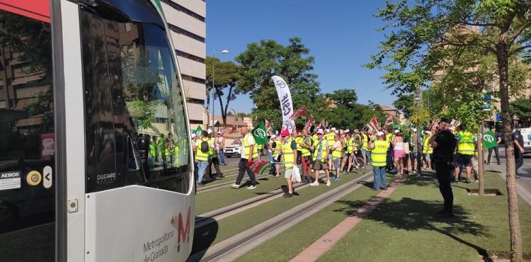 La manifestación ha interrumpido brevemente el paso del Metro.