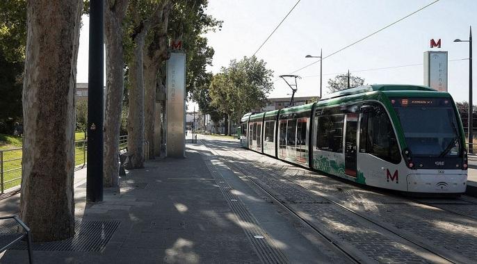 El Metro a la salida de Armilla. 