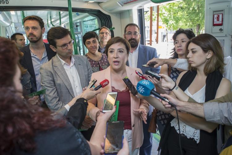 Sandra García, junto al alcalde, en un acto en el Metro.