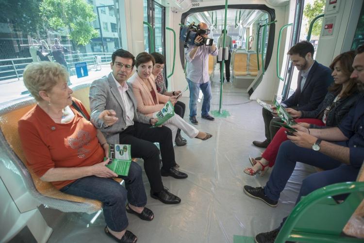 La delegada del Gobierno andaluz, el alcalde y otros delegados territoriales en los vagones del Metro en La Caleta.