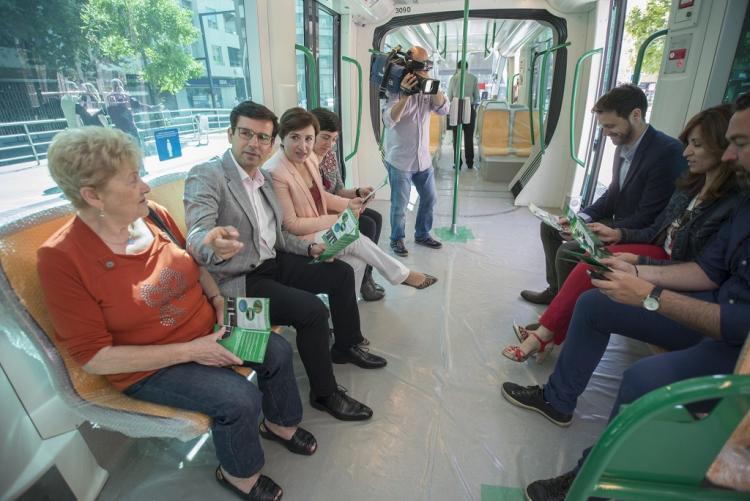 El alcalde y la delegada de Fomento y Vivienda, en una jornada de puertas abiertas al Metro.