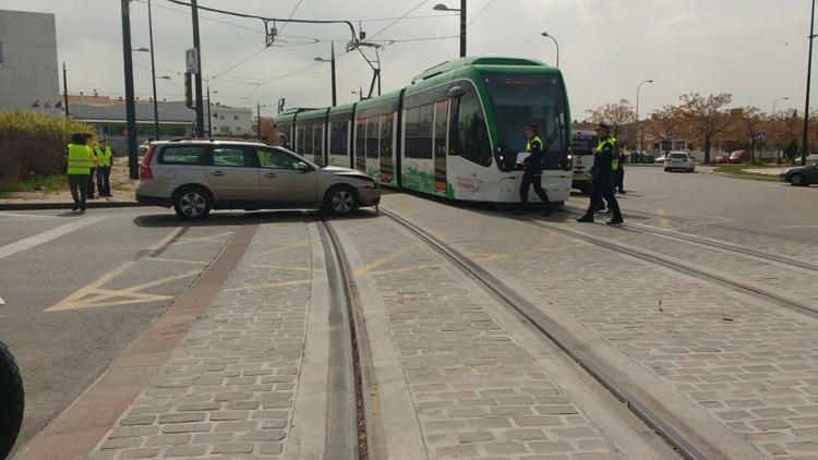 Tanto el turismo como el vehículo del Metro han sufrido abolladuras. 