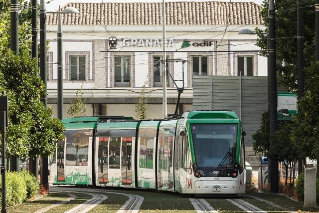Metro, a su paso por la avenida de Andaluces. 